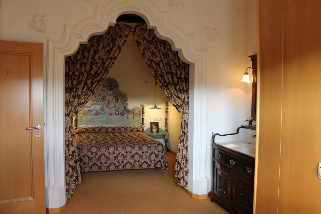 Hostal Palouet De Segarra ภายนอก รูปภาพ