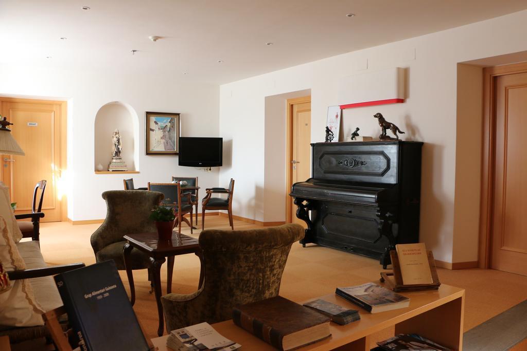 Hostal Palouet De Segarra ภายนอก รูปภาพ